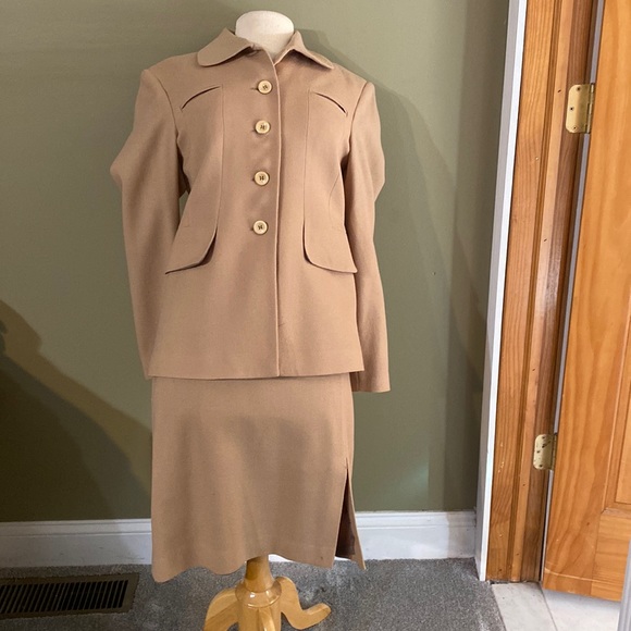 Great tan suit - Picture 1 of 5